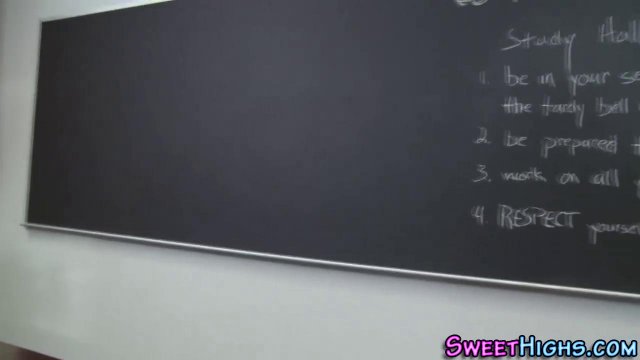 Студентка раздвинула ноги перед учителем и он ее трахнул на столе