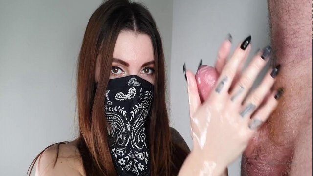 Загадочная телочка страстно дрочит мощный член мужика