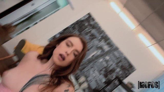 Девушка с тату лижет яйца и ебется в анал